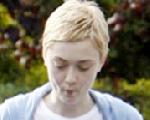 Dakota Fanning se corta el pelo