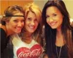 Demi con su hermana y su madre