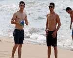 Joe y Nick Jonas en Hawaii