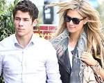 Nick Jonas se muda con su novia