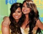 Demi y Selena en los TCA 2011