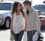 Selena y Justin de la Mano